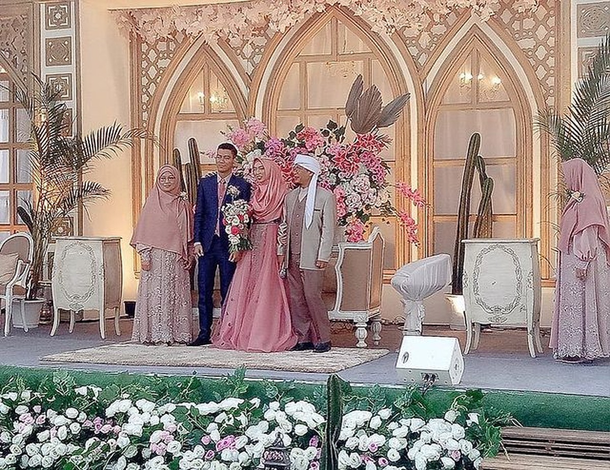 Polemik rumah tangga Aa Gym dan Teh Ninih semakin memanas&period; Yuk kita tengok lagi potret kebersamaan mereka&excl;