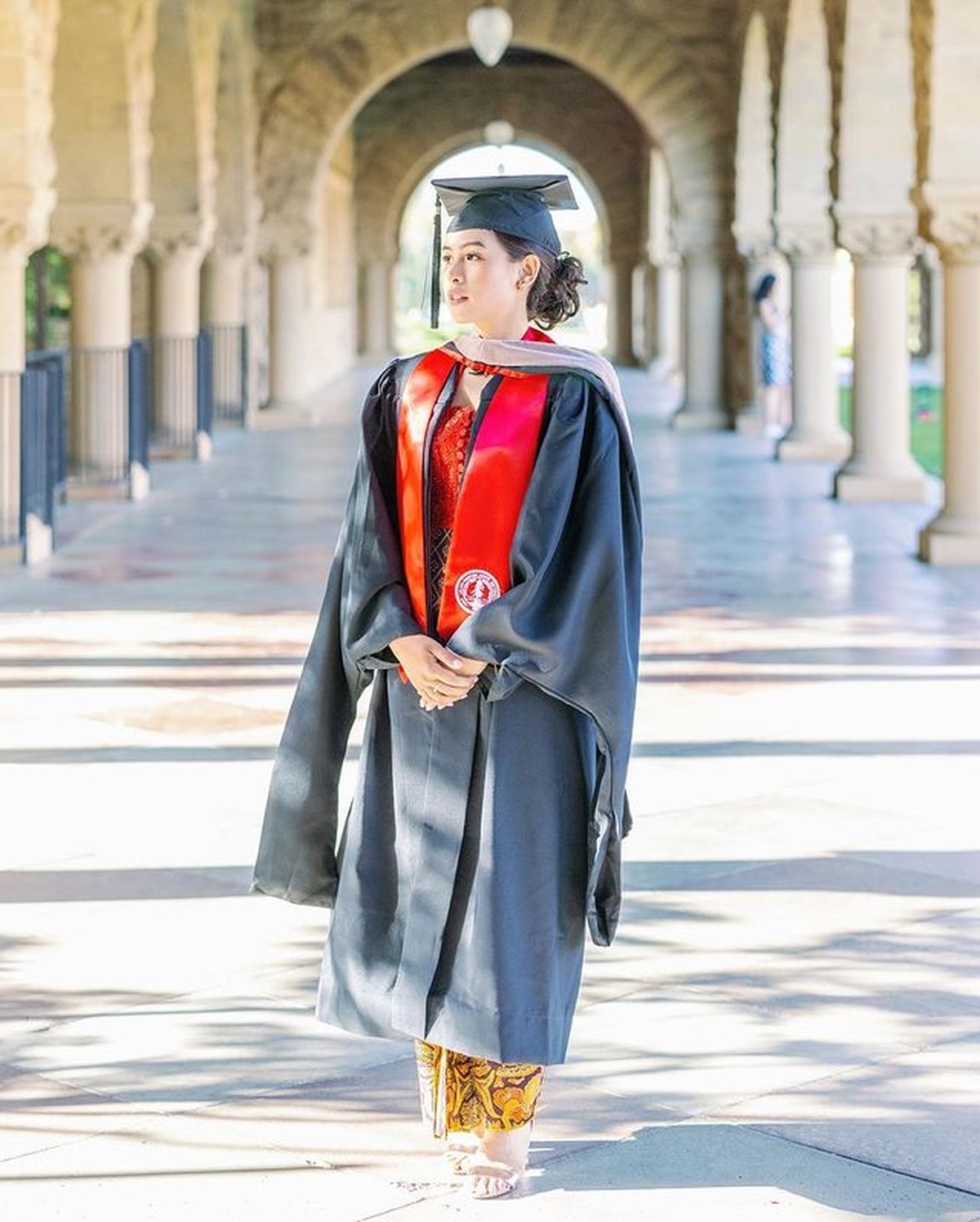 Maudy Ayunda secara mengejutkan mengunggah momen lulus S2 di Stanford University&period; Yuk kita intip&excl;
