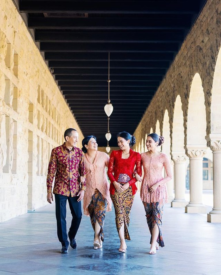 Momen Maudya Ayunda Lulus S2 di Stanford Maudy Ayunda secara mengejutkan mengunggah momen lulus S2 di Stanford University. Yuk kita intip!