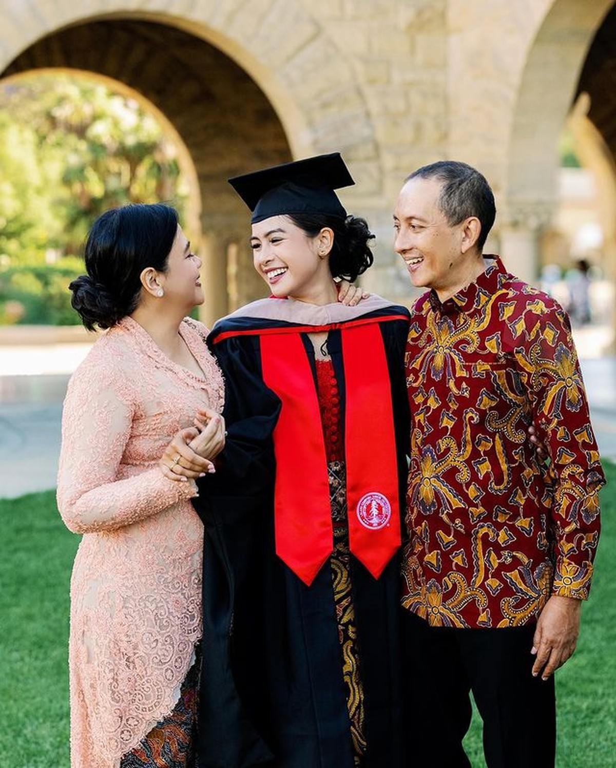 Maudy Ayunda secara mengejutkan mengunggah momen lulus S2 di Stanford University&period; Yuk kita intip&excl;