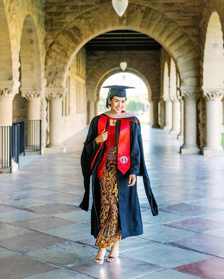 Maudy Ayunda secara mengejutkan mengunggah momen lulus S2 di Stanford University. Yuk kita intip!
