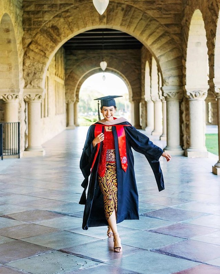 Momen Maudya Ayunda Lulus S2 di Stanford Maudy Ayunda secara mengejutkan mengunggah momen lulus S2 di Stanford University. Yuk kita intip!