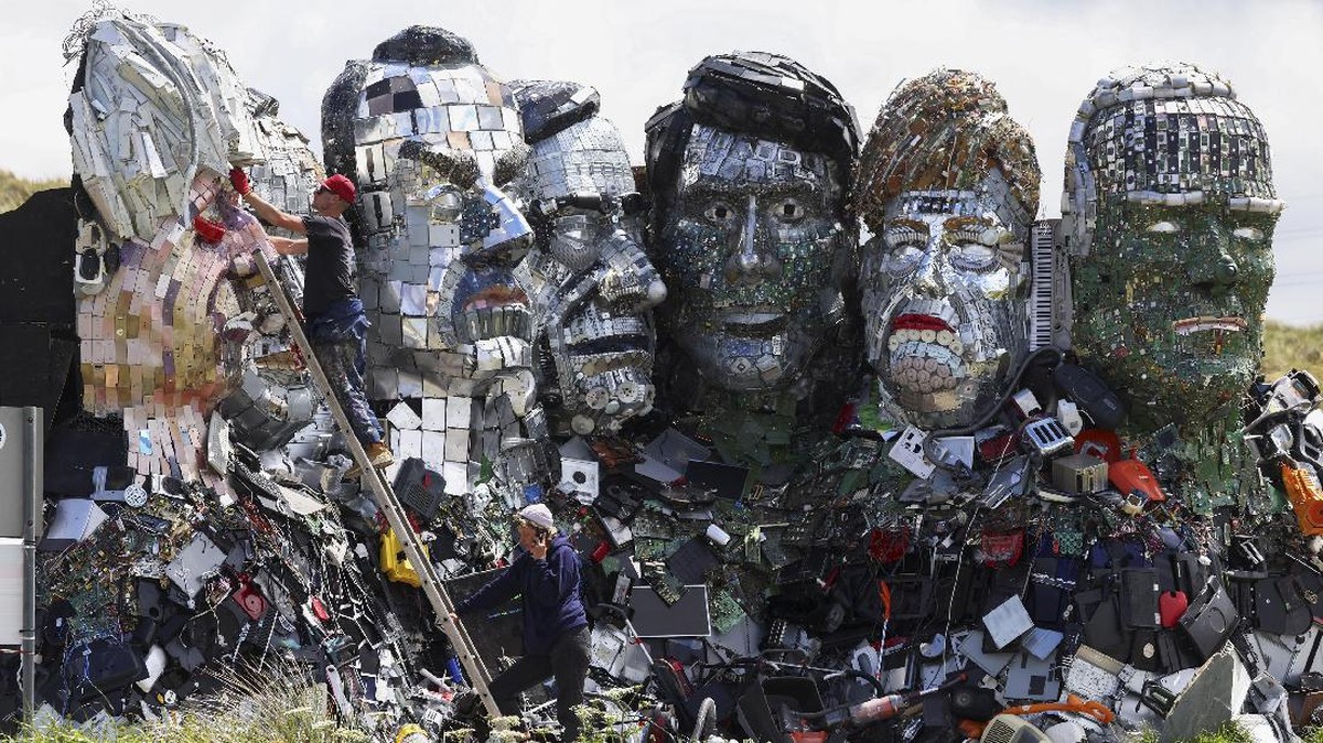 FOTO: 'Mount Recyclemore', Seni Instalasi Wajah Pemimpin G7