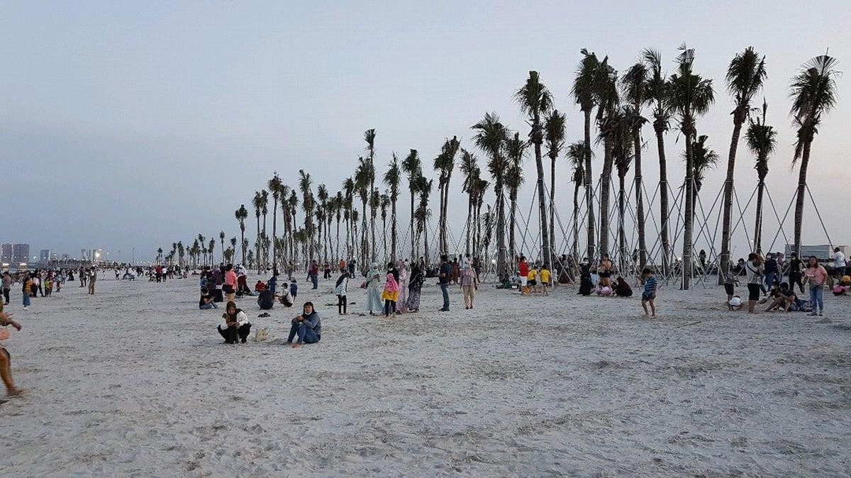 Pantai Pasir Putih di PIK mendadak viral dan ramai pengunjung&period; Yuk kita lihat bagaimana penampakannya&excl;