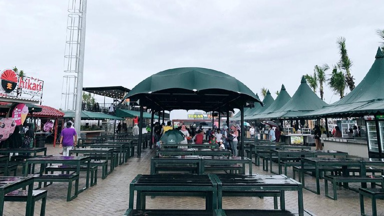 Pantai Pasir Putih Pantai Pasir Putih di PIK mendadak viral dan ramai pengunjung. Yuk kita lihat bagaimana penampakannya!