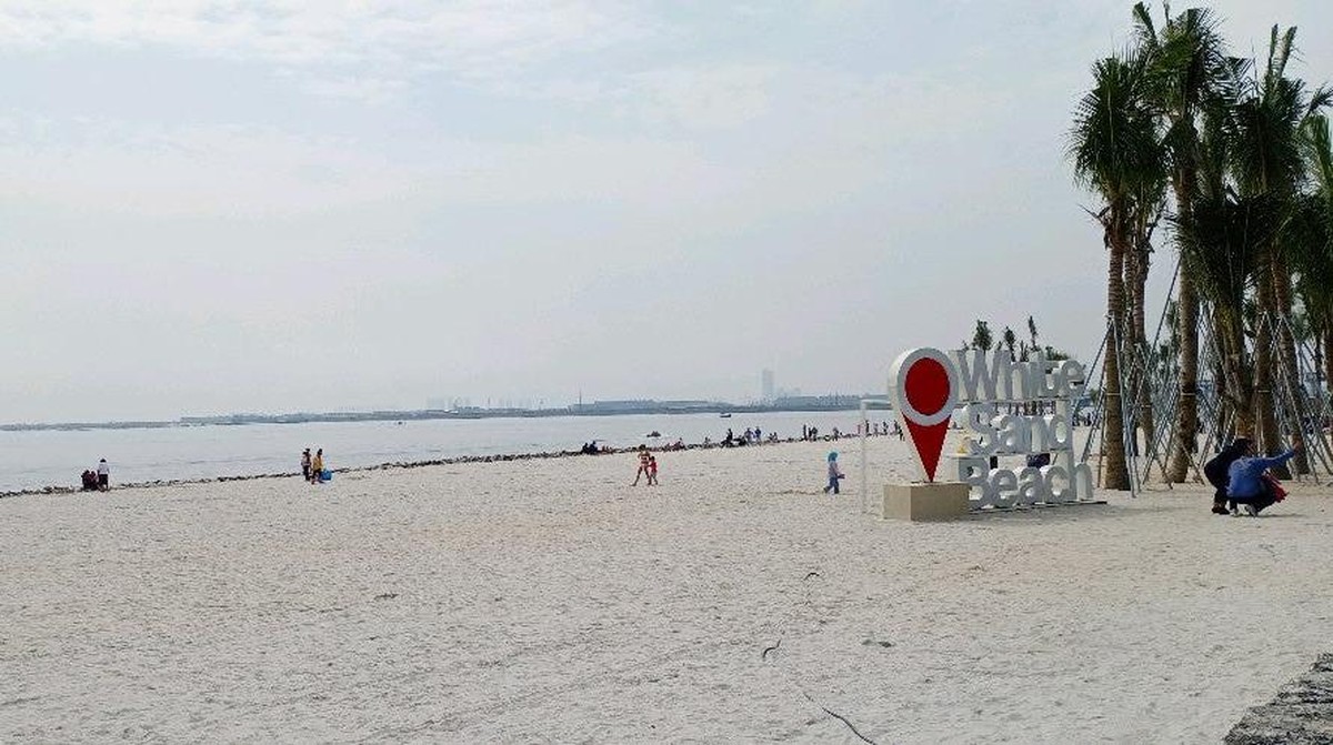 Pantai Pasir Putih di PIK mendadak viral dan ramai pengunjung&period; Yuk kita lihat bagaimana penampakannya&excl;