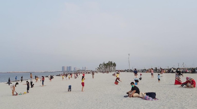 Pantai Pasir Putih Pantai Pasir Putih di PIK mendadak viral dan ramai pengunjung. Yuk kita lihat bagaimana penampakannya!