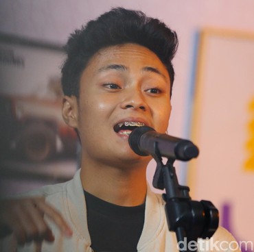 Lirik Lagu Mimpi Tentang Dia - Mahen