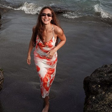 Berjemur Pakai Bikini Hitam, Pevita Pearce Dipuji Mirip Artis Hollywood