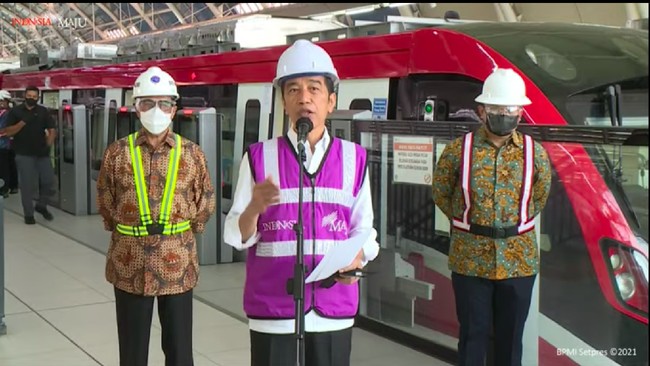 Jokowi menargetkan LRT Jabodebek bisa beroperasi mulai Juli 2023, berbarengan dengan pengoperasian Kereta Cepat Jakarta-Bandung (KCJB).
