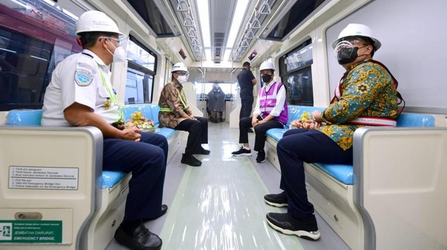 PT Kereta Api Indonesia (Persero) menjelaskan tahapan naik transportasi terbaru Indonesia yakni LRT Jabodebek yang bakal diresmikan Jokowi pada 28 Agustus 2023.