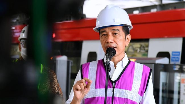 Jokowi Ungkap Bahaya Pelonggaran PPKM di Tengah Corona Naik Jokowi menyatakan jika PPKM darurat dilonggarkan lagi di tengah angka penyebaran corona turun, maka bisa berisiko. Salah satunya, faskes bisa kolaps.