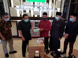 Bantu Penanganan COVID-19 di Bangkalan, PWNU Jatim Kirim 50 Ribu Masker