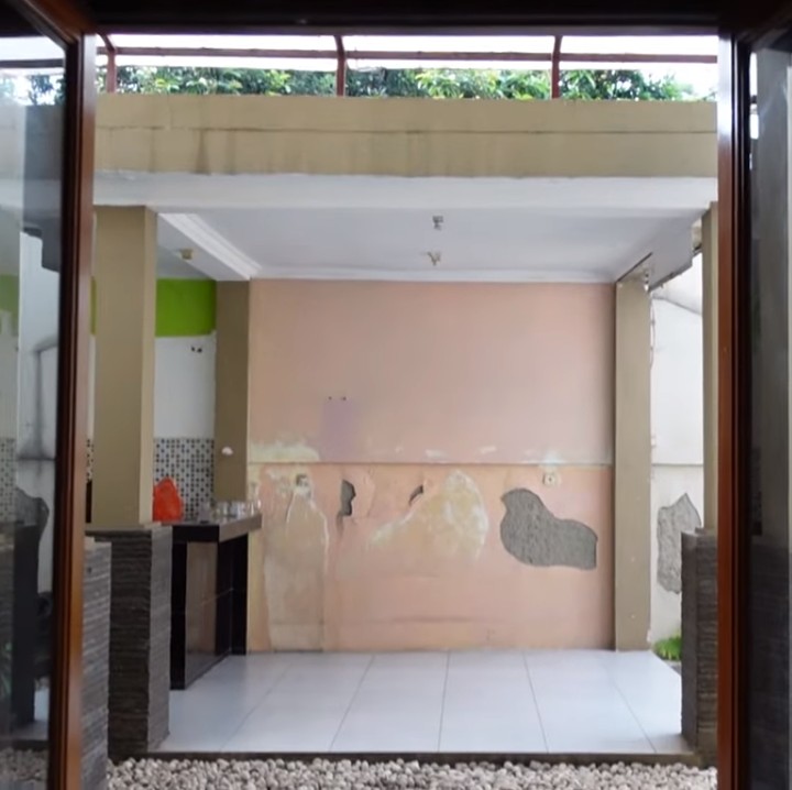 <p>Saat mengunjungi rumah tersebut, Arya dan arsiteknya mengungkap bahwa nanti, huniannya itu akan menggunakan konsep <em>farm house</em>. (Foto: YouTube: Sing Kye)</p>