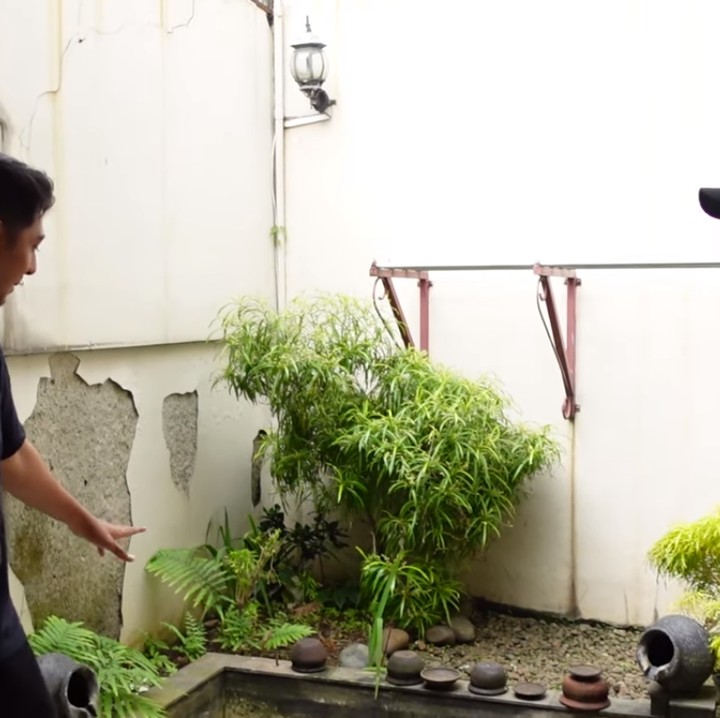 <p>Dari dapur, nanti akan bisa melihat langsung ke arah taman berikut, Bunda. (Foto: YouTube: Sing Kye)</p>
