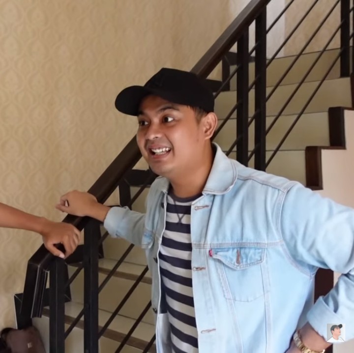 <p>Pesinetron Arya Saloka baru-baru ini membeli rumah baru, Bunda. Katanya, rumah tersebut akan dilakukan banyak renovasi.(Foto: YouTube: Sing Kye)</p>
