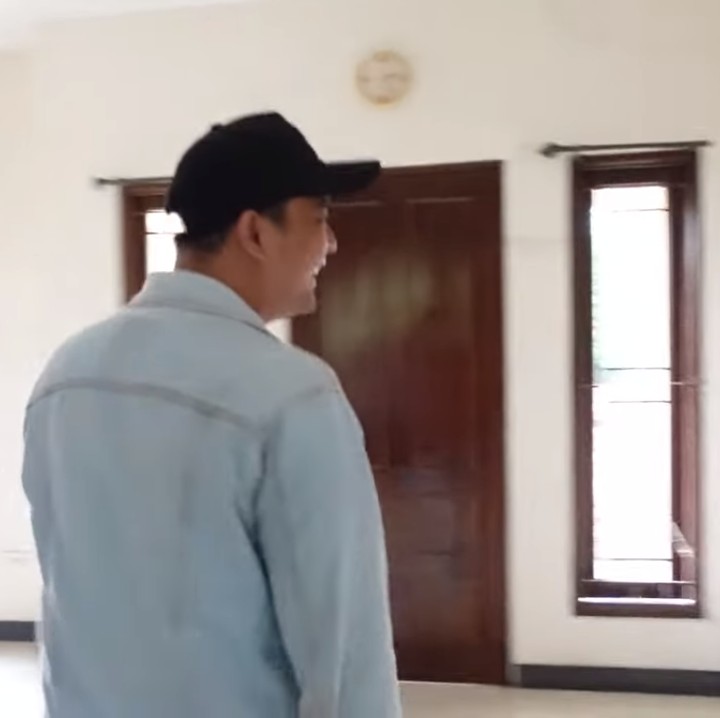 <p>Kita doakan, semoga renovasi rumah Arya Saloka dapat berjalan dengan lancar, ya. Aamiin.(Foto: YouTube: Sing Kye)</p>