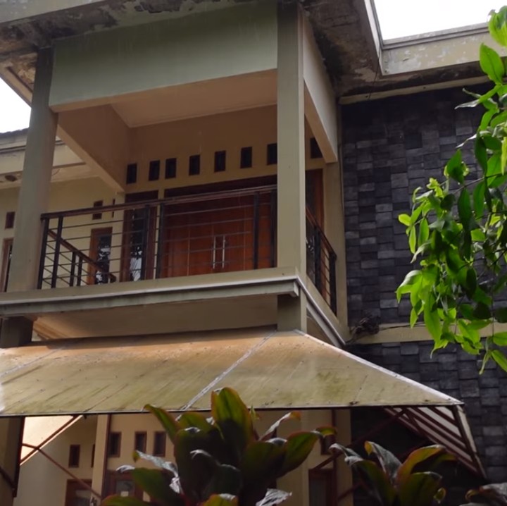 <p>Arya Saloka tak menyebut kapan renovasi rumah tersebut akan dimulai, Bunda. (Foto: YouTube: Sing Kye)</p>