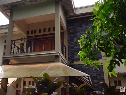 7 Potret Rumah Baru Arya Saloka, 2 Lantai & Dapur Out Door Hadap ke Taman