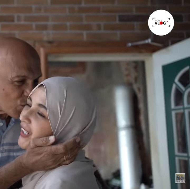 <p>Saat keduanya bertemu, Shireen dan ayahnya saling memeluk dengan erat, lho. Terlihat Mark sangat merindukan Shireen nih, Bunda. (Foto: YouTube: The Sungkars Family)</p>