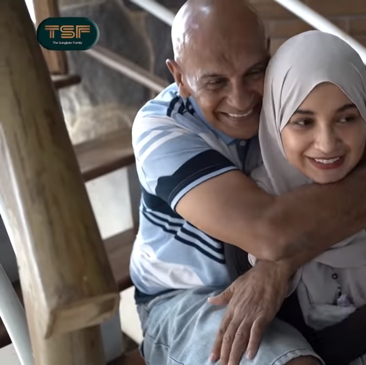 <p>Kehadiran Shireen pun tampak sangat membuat Mark senang. Ia sampai tak melepaskan pelukannya, lho. (Foto: YouTube: The Sungkars Family)</p>