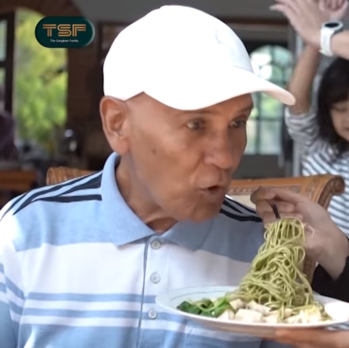 <p>Tak hanya itu, Shireen juga terlihat menyuapi ayahandanya makan, lho.   (Foto: YouTube: The Sungkars Family)</p>