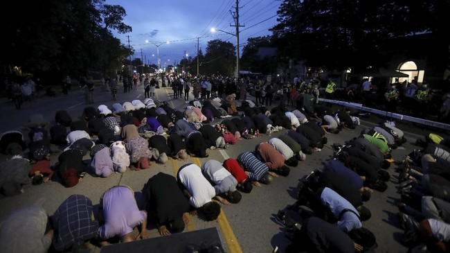 FOTO: Simpati bagi Keluarga Muslim yang Terbunuh di Kanada