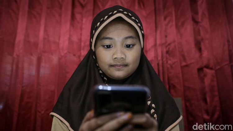 Rahma Aulia dan Kayla Putri siswi Sekolah Dasar Negeri Pademangan Barat 03 dan SDN Pademangan Barat 01 tengah mengikuti ujian sekolah secara daring dari rumah, Jakarta, Rabu (9/6/2021).