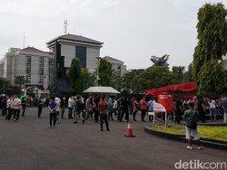 Peminat Vaksinasi Corona di Pemprov Jateng Membludak Timbulkan Kerumunan