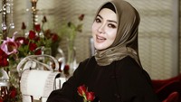 7 Potret Terbaru Syahrini Berhijab, Cantik dan Elegan