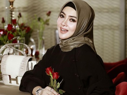 7 Potret Terbaru Syahrini Berhijab, Cantik dan Elegan