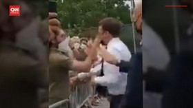 VIDEO: Momen Presiden Prancis Emmanuel Macron Ditampar Warga