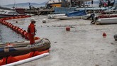 FOTO: Ketika Turki Bersih-bersih Wabah Ingus Laut di Marmara Wabah ingus laut meledak di sekitar Laut Marmara Turki di pantai Caddebostan, Istanbul.