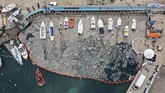 FOTO: Ketika Turki Bersih-bersih Wabah Ingus Laut di Marmara Wabah ingus laut meledak di sekitar Laut Marmara Turki di pantai Caddebostan, Istanbul.