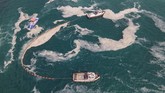FOTO: Ketika Turki Bersih-bersih Wabah Ingus Laut di Marmara Wabah ingus laut meledak di sekitar Laut Marmara Turki di pantai Caddebostan, Istanbul.
