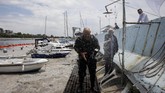 FOTO: Ketika Turki Bersih-bersih Wabah Ingus Laut di Marmara Wabah ingus laut meledak di sekitar Laut Marmara Turki di pantai Caddebostan, Istanbul.
