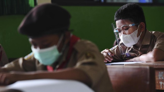 DKI Jakarta resmi menggelar Pembelajaran tatap muka (PTM) terbatas di Ibu Kota mulai hari ini, Senin (30/8) dan akan dievaluasi bertahap.