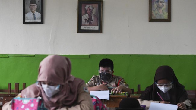 Guru dan siswa dirundung kecemasan dengan kebijakan pembelajaran tatap muka pada Juli di tengah lonjakan covid-19.
