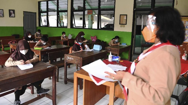 PTM Terbatas hanya diperbolehkan di wilayah-wilayah PPKM level 1-3, sementara untuk level 4 kegiatan belajar masih dengan Pembelajaran Jarak Jauh (PJJ).