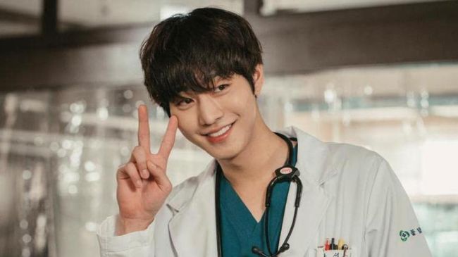 Aktor Ahn Hyo-seop bakal muncul dalam drama komedi romantis yang tayang di tahun 2022 berjudul Office Blind Date.
