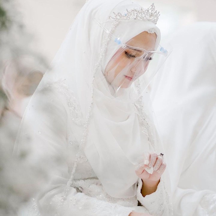 <p>Ini potret Nadzira, Bunda. Wanita tersebut tampak begitu cantik dan menawan dengan balutan gaun pernikahannya ya, Bunda. (Foto: Instagram @fahmi.raw)</p>