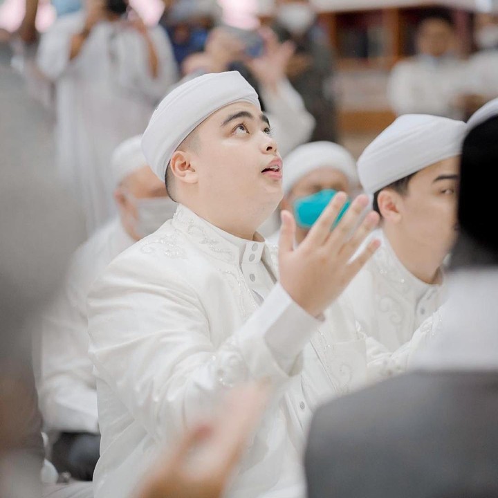 <p>Usai membaca akad dengan lancar, Ameer tampak merasa lega dan mengucapkan syukur, Bunda. (Foto: Instagram @fahmi.raw)</p>