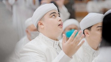 img-title Ameer Azzikra Dimakamkan di Samping Makam Ustaz Arifin Ilham