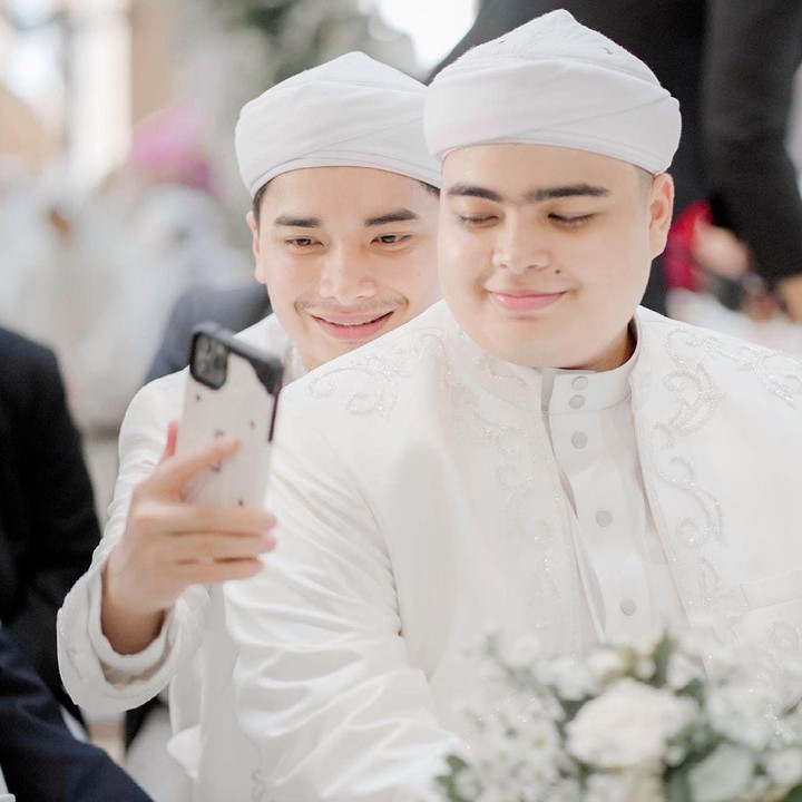 <p>Dalam satu waktu, Alvin juga tampak menyempatkan diri untuk mengabadikan momen kebahagiaan adiknya dengan selfie bersama.(Foto: Instagram @fahmi.raw)</p>