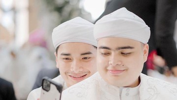 AMEER DIMAKAMKAN DI SAMPING SANG AYAH