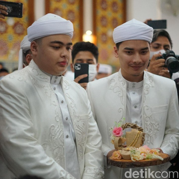 <p>Dalam momen sakral tersebut, Alvin Faiz hadir sebagai kakak sekaligus wali menggantikan mendiang ayahnya, Ustaz Arifin Ilham. (Foto: Hanif/detikHOT)</p>