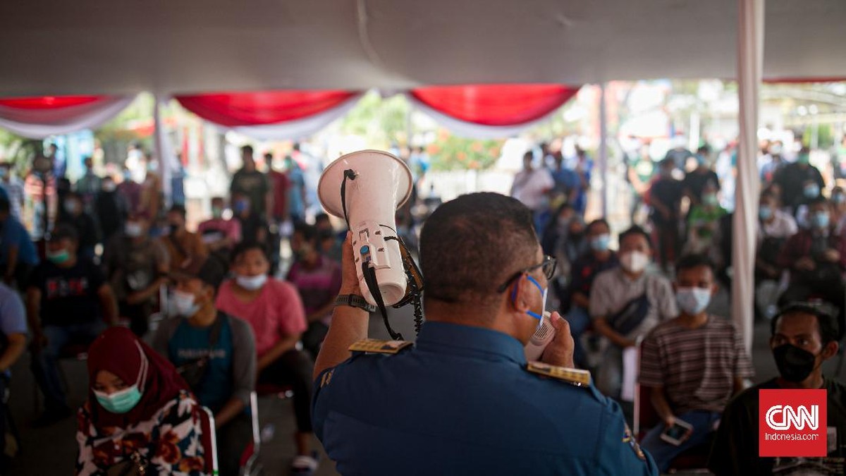 FOTO: Mengular Antrean Vaksinasi Covid-19 di Sunda Kelapa