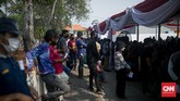 FOTO: Mengular Antrean Vaksinasi Covid-19 di Sunda Kelapa Potret kerumunan masyarakat yang antre menunggu giliran vaksinasi Covid-19 di Pelabuhan Sunda Kelapa, Jakarta Utara, Kamis (10/6).