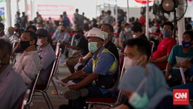Warga Protes Tak Kebagian Vaksin Covid di GOR Ciracas