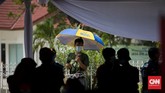 FOTO: Mengular Antrean Vaksinasi Covid-19 di Sunda Kelapa Potret kerumunan masyarakat yang antre menunggu giliran vaksinasi Covid-19 di Pelabuhan Sunda Kelapa, Jakarta Utara, Kamis (10/6).